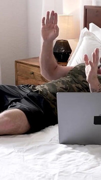 Le loro figlie sono pornostar! Ora i loro patrigno pervertiti devono scoparli