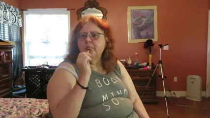 BBW nurse Vicki adventures with friends: Bbw sestřička Vicki si užívá čokoládovou vanilkovou zmrzlinu