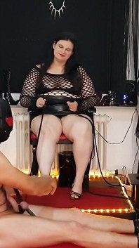 Stăpâna brunetă dominantă își chinuie sclavul supus