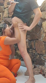Üvey yeğenim beni fahişe gibi emmeye götürüyor ve sonra kocam öğrenmeden beni sikiyor
