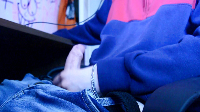 Vinn th20: Sandalyeye otururken penisime mastürbasyon yapıyorum