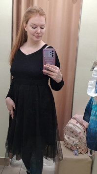 Que palavras surgem em sua cabeça quando você olha para a amante ruiva no vestido preto?