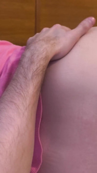 Evli kadın telefon oyunları oynuyor ve dölleme seksi için ücretsiz amcık kullanıyor