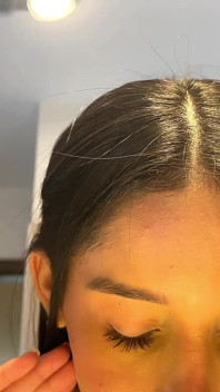 穿着短裙最热辣的黑发女郎穿着蕾丝白色内裤展示紧致湿润的阴户