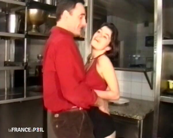French Family Secrets: Een kok wordt gesneden door haar klanten in de keuken.
