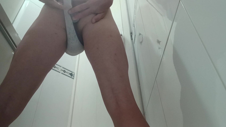 Alan Long: 친구의 집에서 파티의 욕실에서!