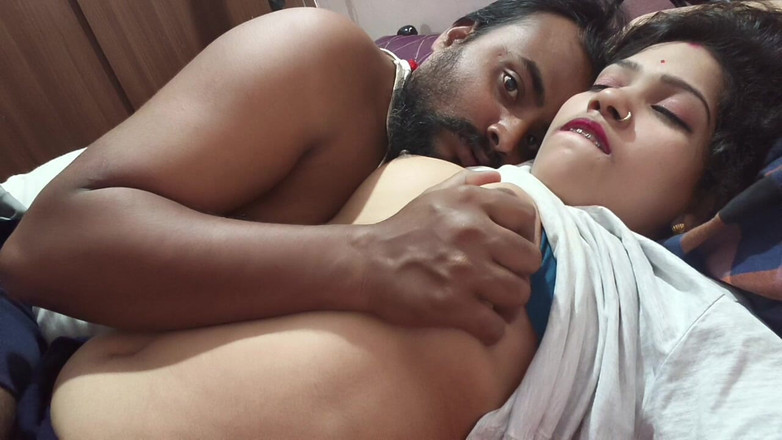 Sona bhabhi: Fată indiană desi cu țâțe mari Apăsare de iubitul ei acasă