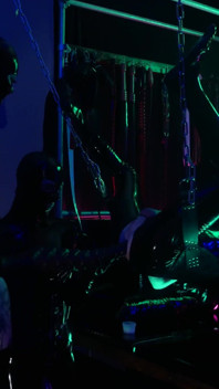 Stăpânul de cauciuc, vibratorul uriaș și gimp