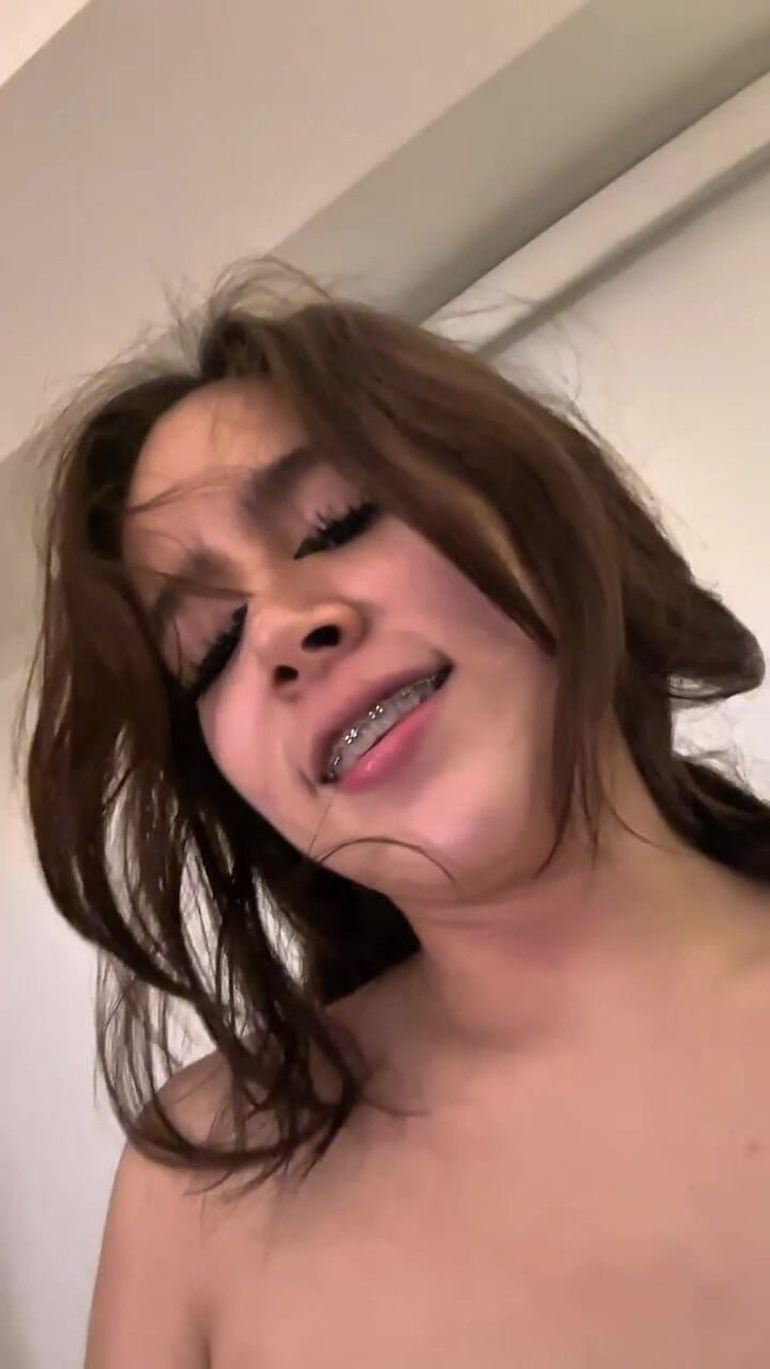 Lola Petite: O fată minionă excitată se fute ca o nebună și are...