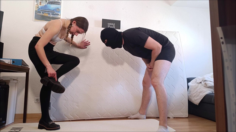 GermanBallsBusted: Tvrdé ballbusting v kožených botách 30 min