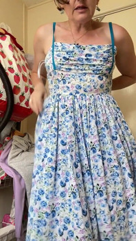 Sexy, tonica, la ragazza della porta accanto è come goldilocks provando nuovi vestiti!