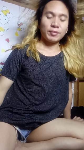 Reynaldo6: Ladyboy luôn ở một mình trong phòng.