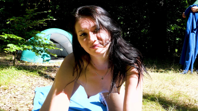 Peaches and Bananas: Muéstrame tus tetas Charlie. Porno de campamento nudista checo.