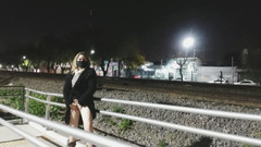 Activecouplearg: Žena ukazuje zadek ve vlaku pasažérů projíždějící lidi a auta...