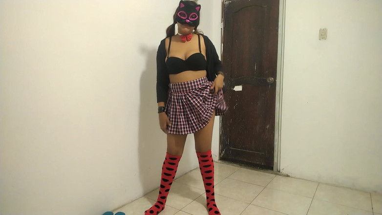 NEGRITA SEXY: La estudiante tetona baila sexy en su apartamento Ella es...
