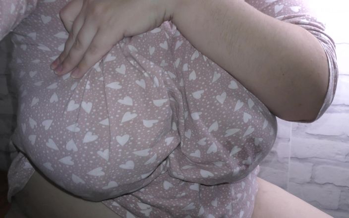 Milky Mari Exclusive: Esposa com tesão mostrando seus peitos lactantes e buceta gozada...