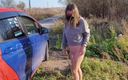 Julia Meow: Ao ar livre nu com o carro