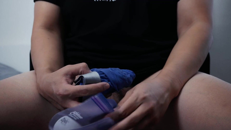 UnderXiaoQiang: Gemendo rumoroso Hentai gamer mind controllata dal suo telecomando