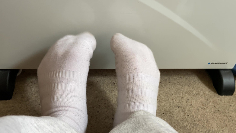 C_Huntsman: Menunjukkan, menggesel dan mengurut kaki dan tootsies saya - datang menghirup...