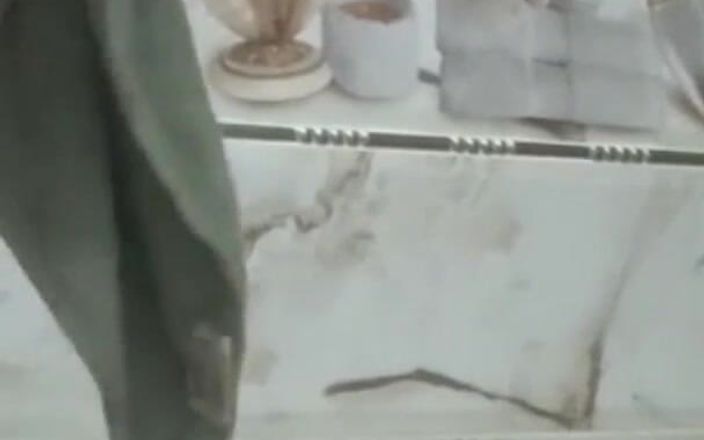 Aminaarab: Video Penuh: Lelaki Arab lurus melancap zakar besarnya oleh seorang...