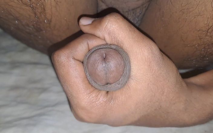 Desi Porn India Studio: Junger schwuler desi-boy masturbiert solo.