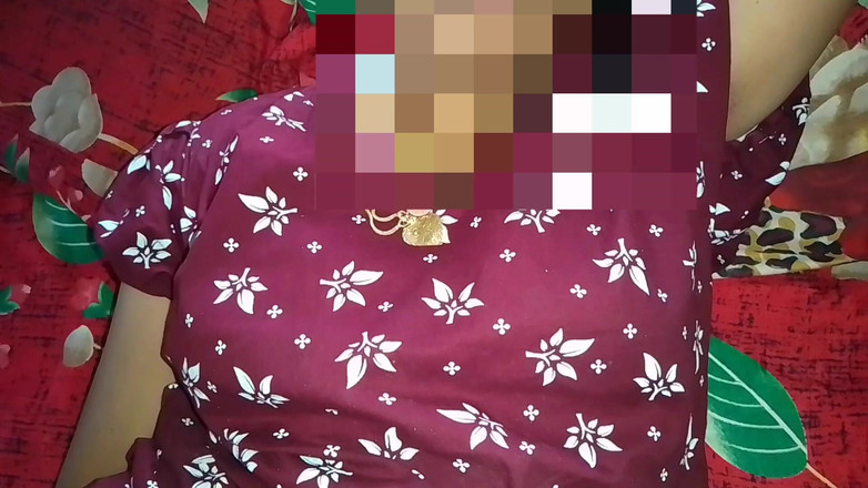 Skydreem1104: Indická žena v domácnosti dává svému manželovi penis do pusy, saje...