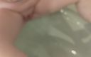 PureVicky66: Donnona nonna fa pipì nella vasca da bagno!