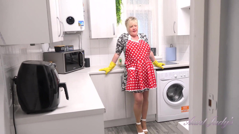 Aunt Judy's: Auntjudys - knullar din bystiga mogna fru Chantelle Blue i köket (pov)