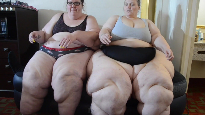 Full Weight Productions: Bobbi Jo &amp; Savannah Meleleh Di Tilam