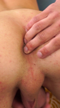 Un twink sexy de 18 ani își tachinează pula uriașă în lenjerie intimă