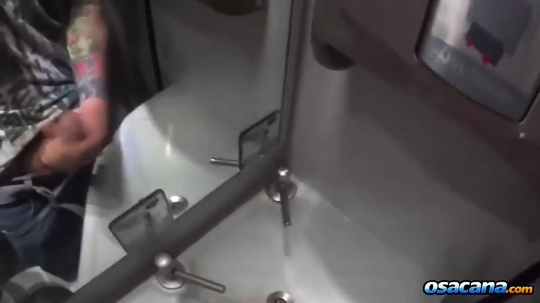 World Gay: Masturbándose dentro del baño del autobús