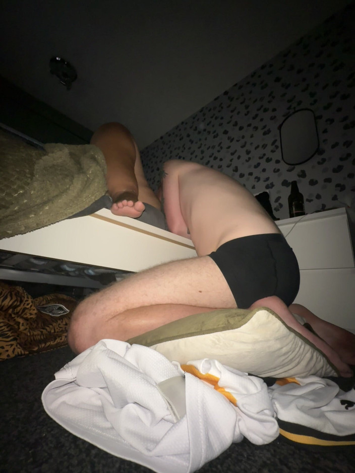 Filthy British Couple: エッチなドム妻は奴隷の夫をひざまずかせて、彼のマンコを崇拝することができます