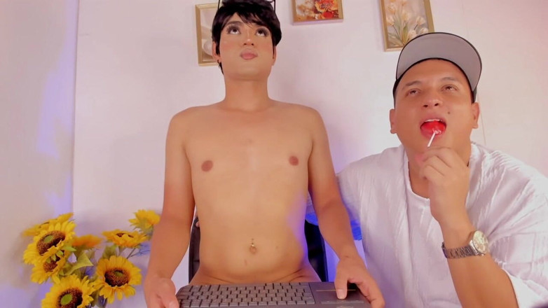 KenPrince: Femboy üvey erkek kardeşinin en iyi arkadaşının tatlı meme uçlarıyla oynamasına...