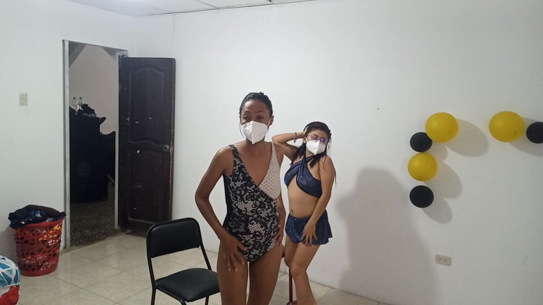 NEGRITA SEXY: レズビアンの友達が帰ってきて、私たちは本当に熱くてムラムラしました