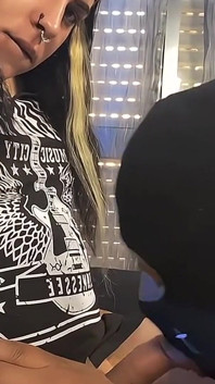 L'uomo sposato succhia il grosso cazzo della ragazza trans