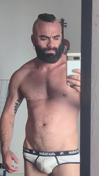 Silna alfa pokazując swoje ciało i napalona