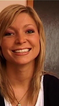 Napalona blondynka MILF uśmiecha się uwodzicielnie gotowa na brudną zabawę