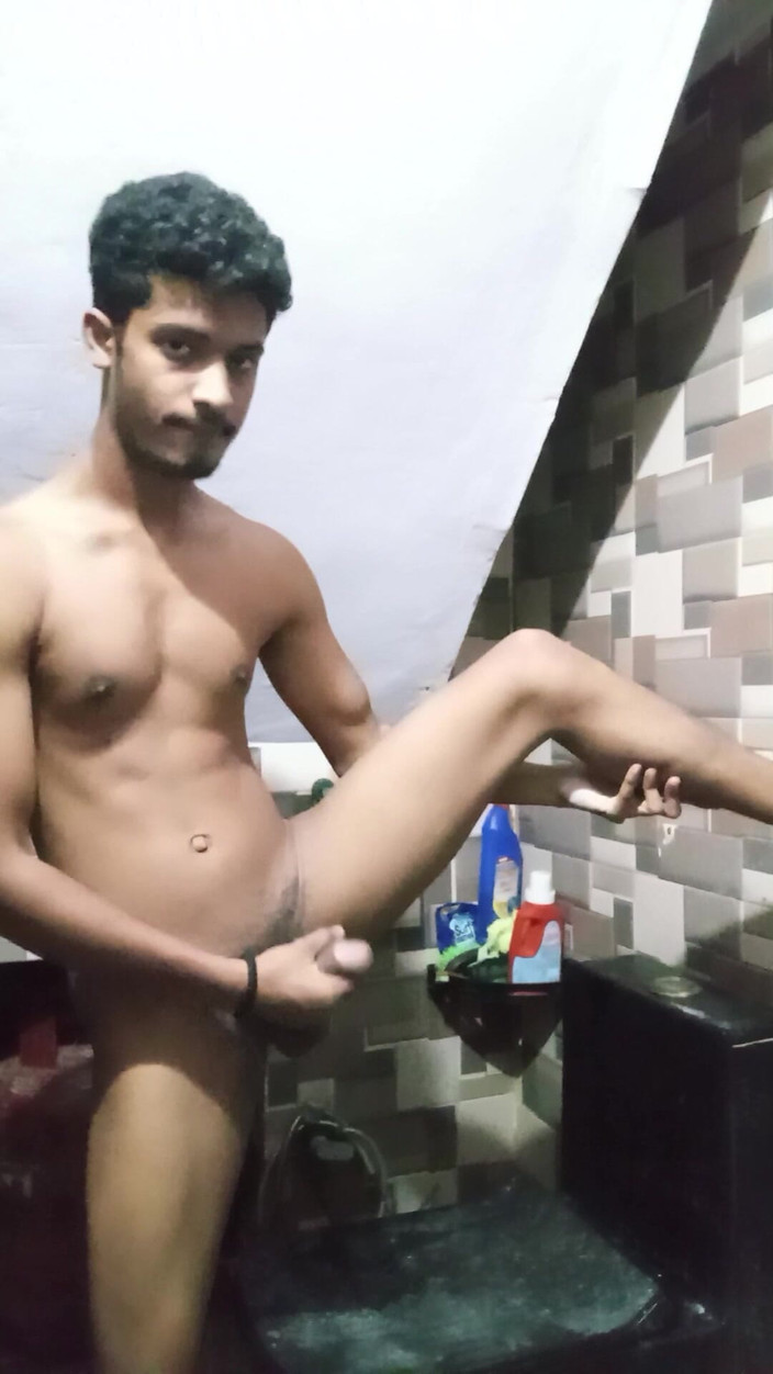Curlyboy: भारतीय देसी लड़का बाथरूम में स्ट्रिपटीज़ नग्न होकर बड़े लंड से मास्टरबेटिंग कर रहा है और बड़ी गांड का छेद दिखा रहा है