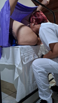 Den gynekologiska undersökningen slutar med patientens orgasm och läkarens spermasprut