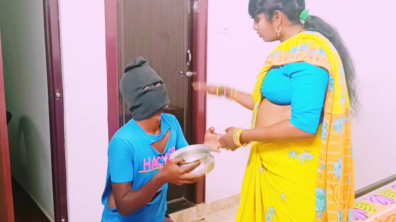 Telugu honey lips: Une belle femme au foyer indienne baise une grosse bite....