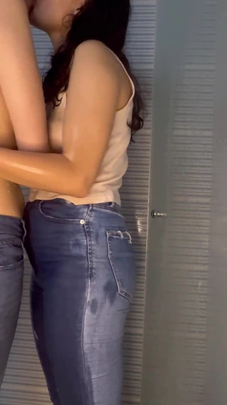 scarlettandc: Lesbianas Mojadas Con Jeans Sexo Salvaje Bajo La Ducha