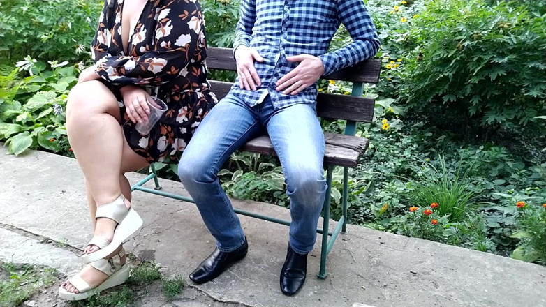 OurFetishLife: Sexy mit wunderschönen beinen pisst in ein glas und gibt...