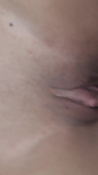 Dünnes und sexy mädchen gibt einen footjob und!