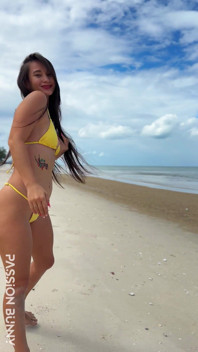 Utomhus bikini kul med snygging på stranden
