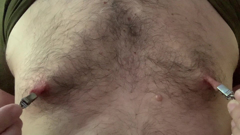 GayBear: Travail des seins / людина грає зі своїми сосками