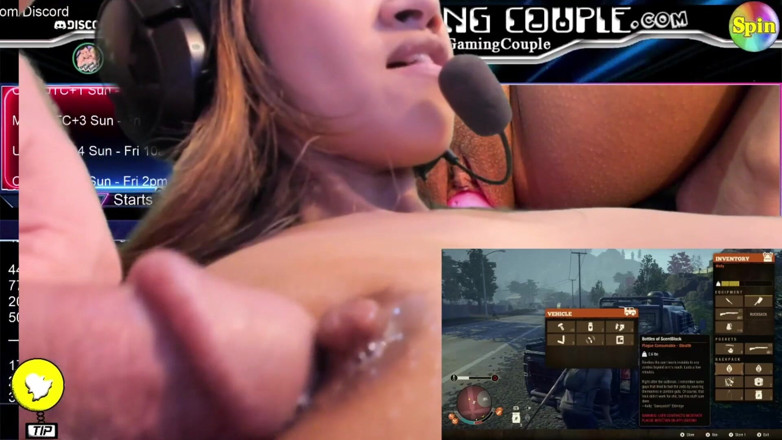 SexyGamingCouple: เอาควยมาถูหัวนม Aliah ตอนเธอเล่นเกมแล้วแตกคาหน้า