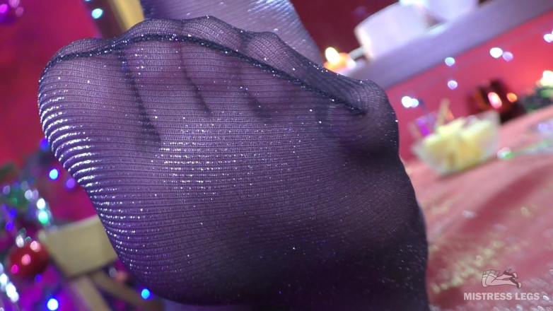 Mistress Legs: Kaki seksi nyonya pakai sandal dan stoking iming-iming
