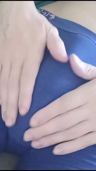 파란 속옷을 입은 잘생긴 남자가 보짓물 가득한 자지를 따먹고 자신에게 핫한 정액으로 끝납니다.