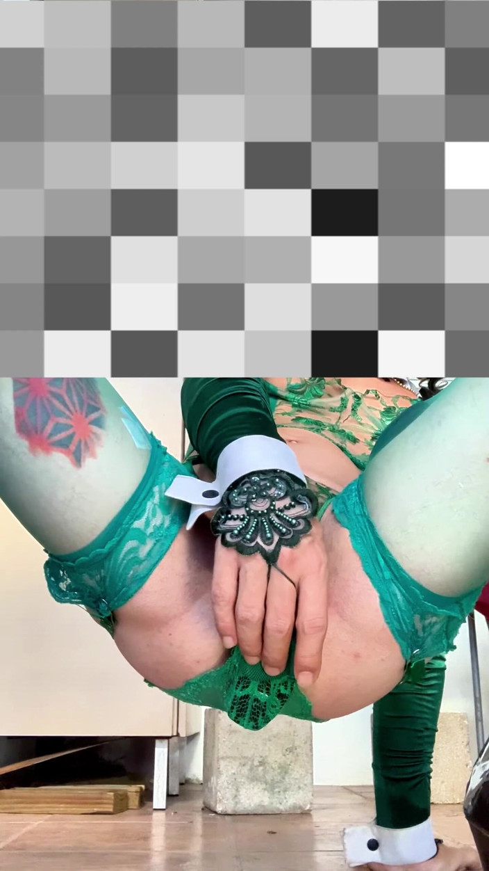 Benito414: 可爱的 femboy 非常性感的丝袜内衣在户外展示他的内裤