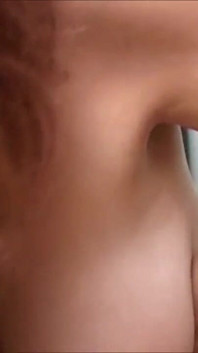 Ruiva chupa dois paus em sexo a três e recebe uma carga quente nos peitos